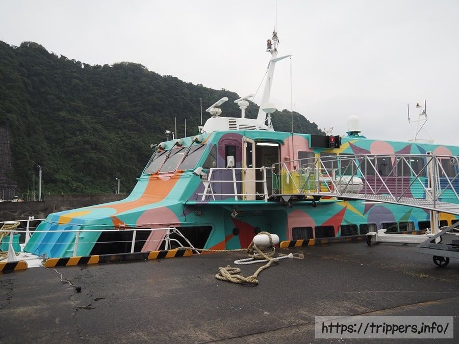 大島に停泊するジェット船